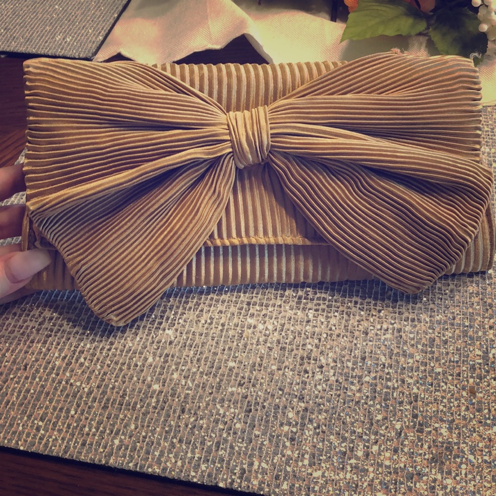 Gold bow clutch